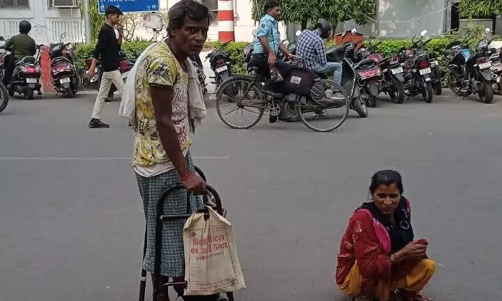 दर्दनाक! डॉक्टर की लापरवाही से ओमप्रकाश बना दिव्यांग,अब पैर काटने की तैयारी   KGMU के डॉक्टर बोले, पैर में फैल गया है संक्रमण