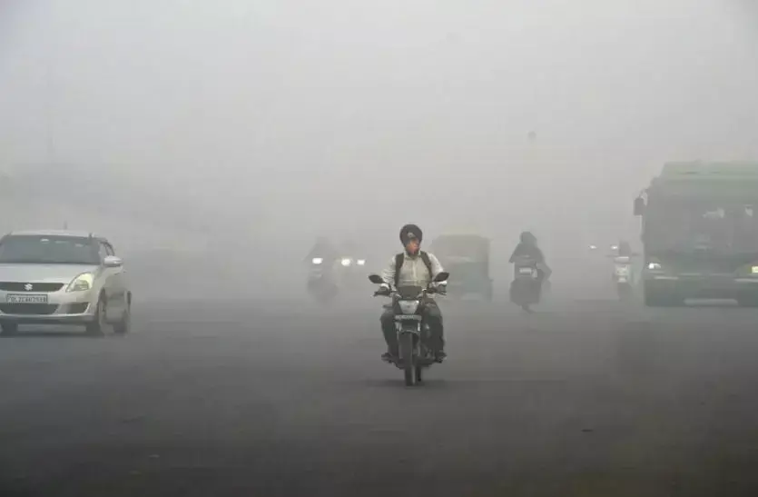 दिल्ली की हवा हुई जहरीली, AQI पहुंचा 400 के पार, धुंध की चादर में लिपटा पूरा शहर