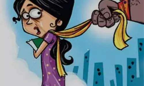 UP News: मथुरा में शिक्षक ने अपनी ही छात्रा का खींचा दुपट्टा, किया रेप का प्रयास UP News: मथुरा में शिक्षक ने अपनी ही छात्रा का खींचा दुपट्टा, किया रेप का प्रयास