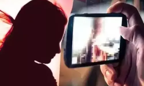 UP News: बैंक मैनेजर ने महिला सहकर्मी का बनाया अश्लील वीडियो, हड़पे लाखों रुपए UP News: बैंक मैनेजर ने महिला सहकर्मी का बनाया अश्लील वीडियो, हड़पे लाखों रुपए