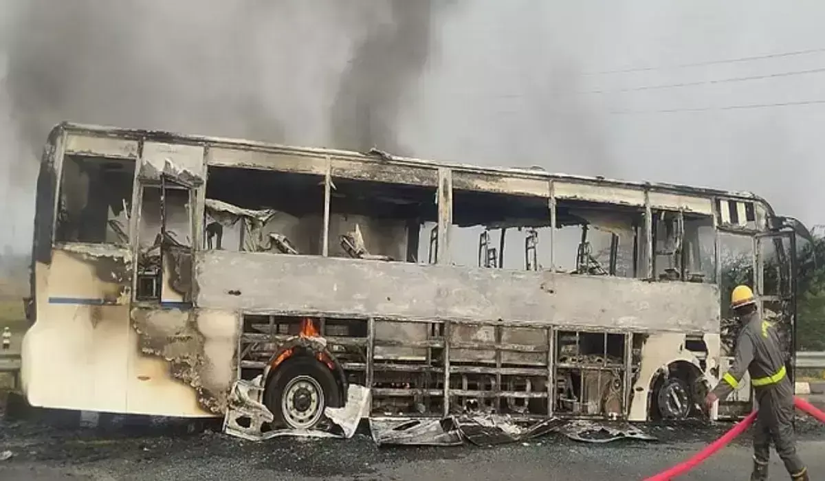 आगरा-लखनऊ एक्सप्रेस-वे पर लग्जरी बस में लगी आग, बस चालक ने बचाई लोगों की जान