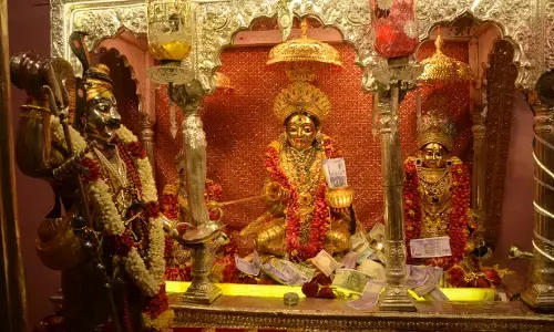 काशी में धनतेरस पर माता अन्नपूर्णा ने खोला खजाना! स्वर्ण प्रतिमा का दर्शन कर भक्त हुए निहाल...