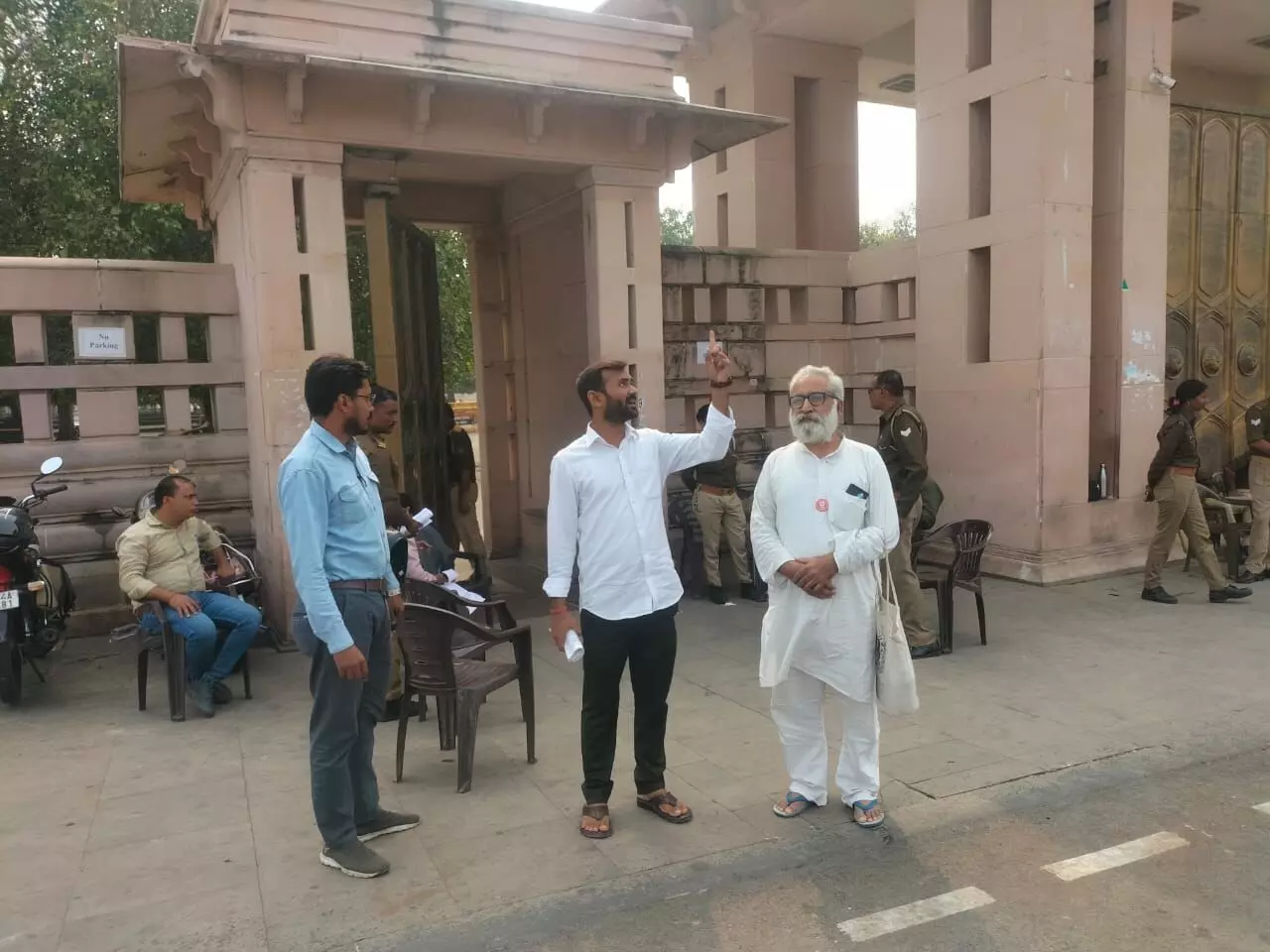 योगी सरकार ने किया ईको गार्डन को परिवर्तित खुले जेल में, संदीप पाण्डेय को भी पुलिस ने धरना दे रही महिलाओं से मिलने नहीं दिया योगी सरकार ने किया ईको गार्डन को परिवर्तित खुले जेल में, संदीप पाण्डेय को भी पुलिस ने धरना दे रही महिलाओं से मिलने नहीं दिया