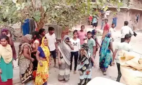 दबंगों ने महिलाओं बच्चों को दौड़ा-दौड़ा कर लाठी डंडे से पीटा आधा दर्जन से अधिक लहूलुहान दबंगों ने महिलाओं बच्चों को दौड़ा-दौड़ा कर लाठी डंडे से पीटा आधा दर्जन से अधिक लहूलुहान