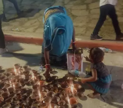 Ayodhya: दीपोत्सव के बाद बचे तेल बटोरते नजर आए गरीब..बोले इन्हीं दियों से जलाएंगे दीपक