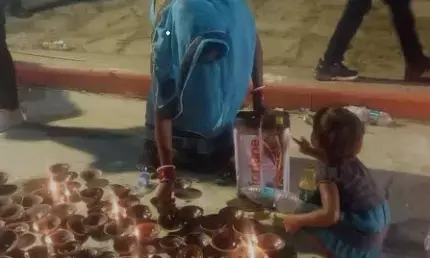 Ayodhya: दीपोत्सव के बाद बचे तेल बटोरते नजर आए गरीब..बोले इन्हीं दियों से जलाएंगे दीपक Ayodhya: दीपोत्सव के बाद बचे तेल बटोरते नजर आए गरीब..बोले इन्हीं दियों से जलाएंगे दीपक