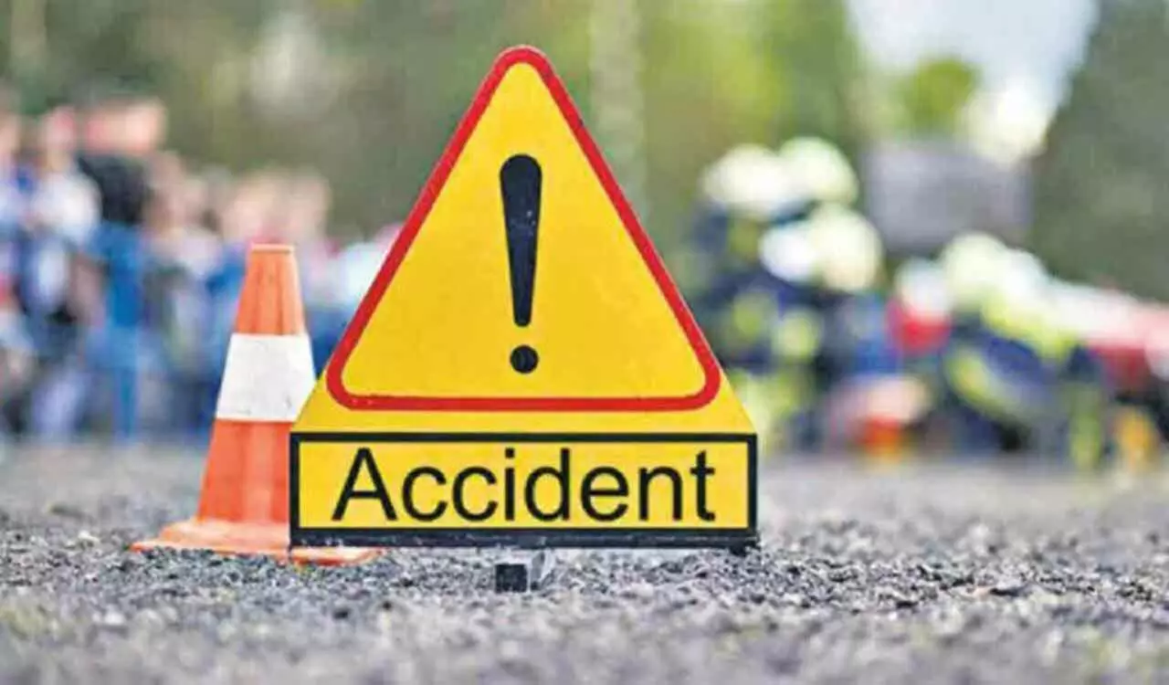 ट्रक ने पुलिस वाहन को मारी भीषण टक्कर, दारोगा की मौत ट्रक ने पुलिस वाहन को मारी भीषण टक्कर, दारोगा की मौत
