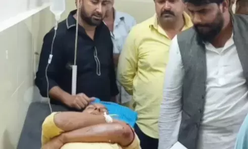 यूपी के आजमगढ़ में लकड़ी की दुकान में बैठे हुए आयाजुल इस्लाम की गोली मारी