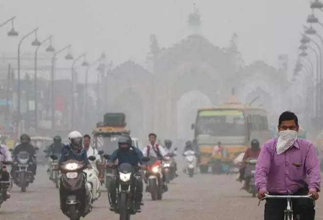 Delhi Air Pollution : दिल्ली-एनसीआर की हवा फिर जहरीली, एक्यूआई 370 पर, राष्ट्रीय राजधानी में छाई धुंध की परत