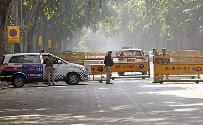 दिल्ली के गाज़ीपुर में कार के अंदर मिला खून से लथपथ शव, पुलिस जांच में जुटी