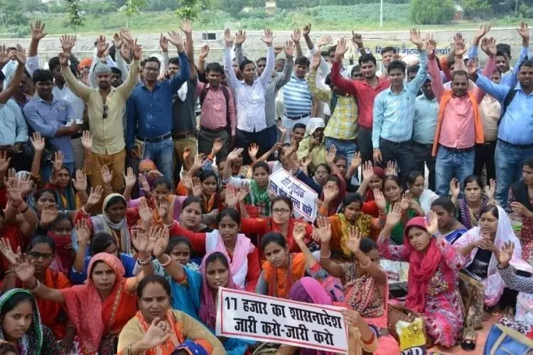 अनुदेशक के दिवाली पर निकला दिवाला, अनुदेशक टेबलेट से रियल टाइम हाजिरी के मामले से परेशान, विरोध के बात हुई शुरू