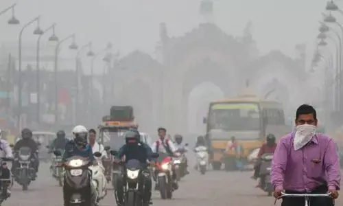 Delhi Air Pollution : दिल्ली-एनसीआर की हवा फिर जहरीली, एक्यूआई 370 पर, राष्ट्रीय राजधानी में छाई धुंध की परत Delhi Air Pollution : दिल्ली-एनसीआर की हवा फिर जहरीली, एक्यूआई 370 पर, राष्ट्रीय राजधानी में छाई धुंध की परत