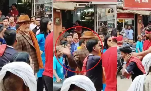 ये क्या!! सेल्फी के लिए आया फैन, नाना पाटेकर ने मारा थप्पड़, कैमरे में कैद हुआ Video, जमकर हो रहा वायरल ये क्या!! सेल्फी के लिए आया फैन, नाना पाटेकर ने मारा थप्पड़, कैमरे में कैद हुआ Video, जमकर हो रहा वायरल