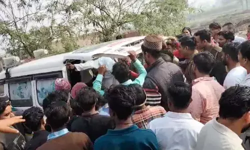 मुजफ्फरनगर : खतौली में दो पक्षों में संघर्ष, जमकर चले लाठी-डंडे मुजफ्फरनगर : खतौली में दो पक्षों में संघर्ष, जमकर चले लाठी-डंडे