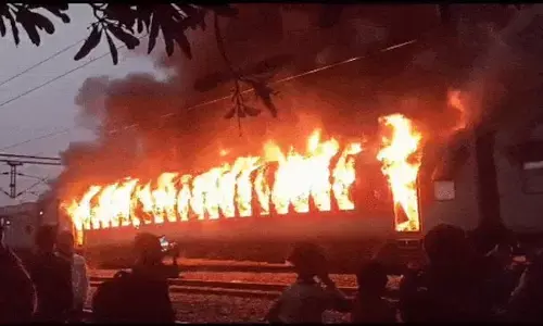 नई दिल्ली-दरभंगा एक्सप्रेस में आग, इटावा के पास ट्रेन में लगी आग, धू-धू कर जल उठीं बोगियां नई दिल्ली-दरभंगा एक्सप्रेस में आग, इटावा के पास ट्रेन में लगी आग, धू-धू कर जल उठीं बोगियां