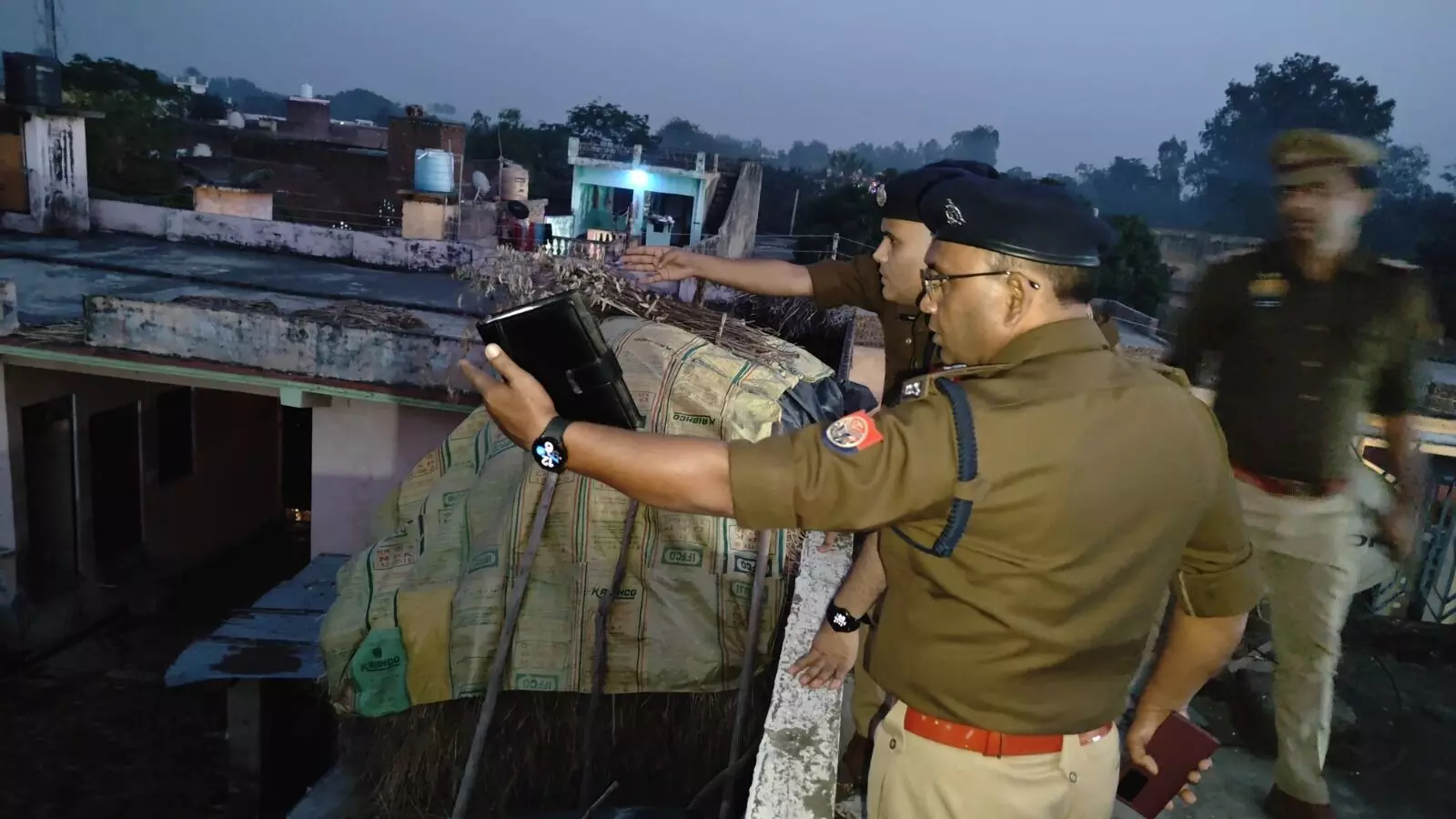 बिजनौर में दिल दहला देने वाली वारदात, व्यापारी के घर में डकैती, पत्नी से गैंगरेप, सिगरेट से दागा! नगीना देहात एसओ लाइन हाजिर