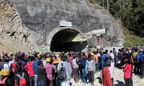 सुरंग बचाव अभियान का पांचवां दिन, 96 घंटे से फंसे 40 लोगों को खाना, दवाइयां दी गईं सुरंग बचाव अभियान का पांचवां दिन, 96 घंटे से फंसे 40 लोगों को खाना, दवाइयां दी गईं