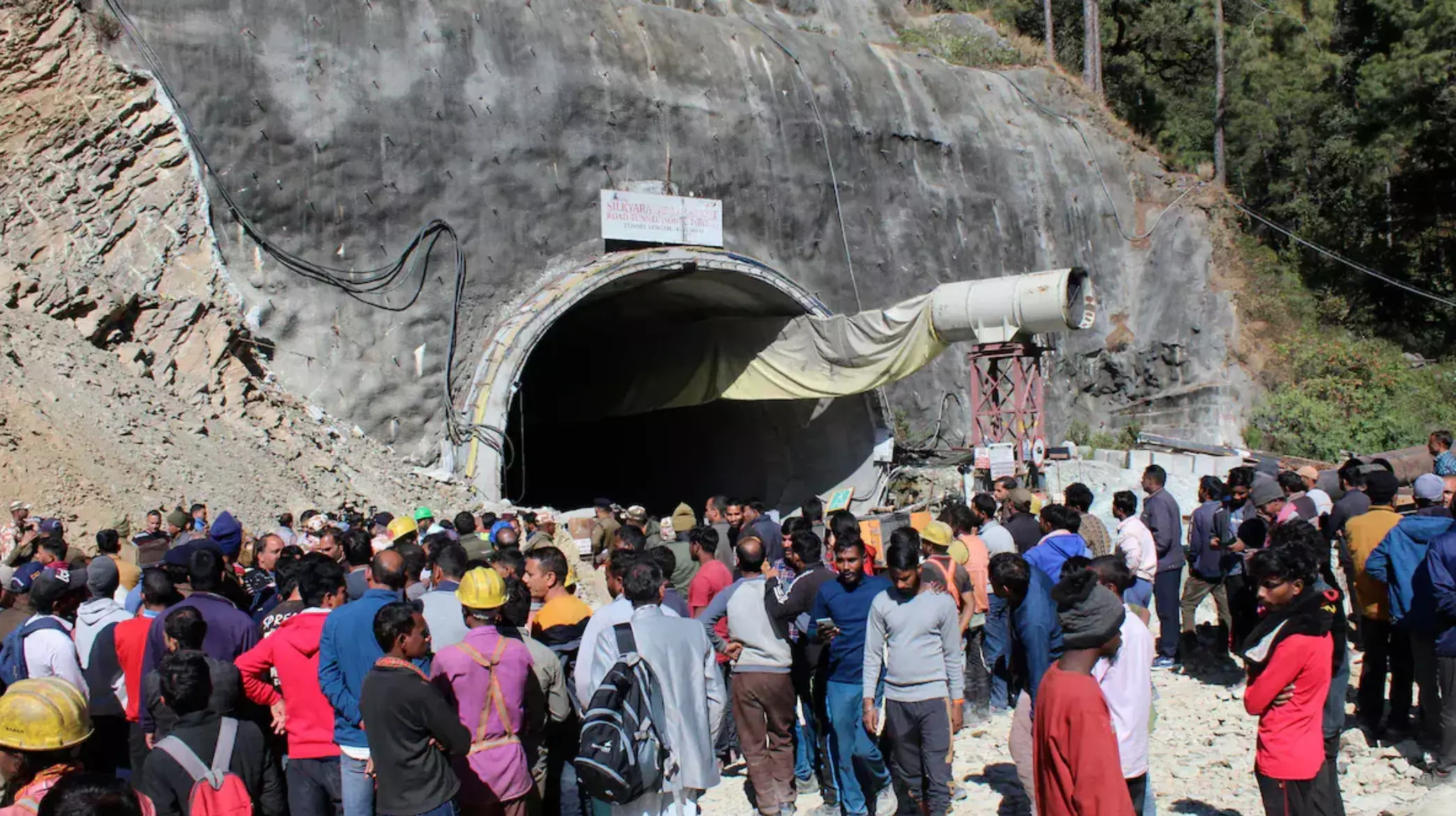 उत्तरकाशी सुरंग में 6 दिन से फंसे 40 मजदूर, 144 घंटे से चल रहा रेस्क्यू ऑपरेशन...दो मशीनें खराब, अब ये नई चुनौती... उत्तरकाशी सुरंग में 6 दिन से फंसे 40 मजदूर, 144 घंटे से चल रहा रेस्क्यू ऑपरेशन...दो मशीनें खराब, अब ये नई चुनौती...