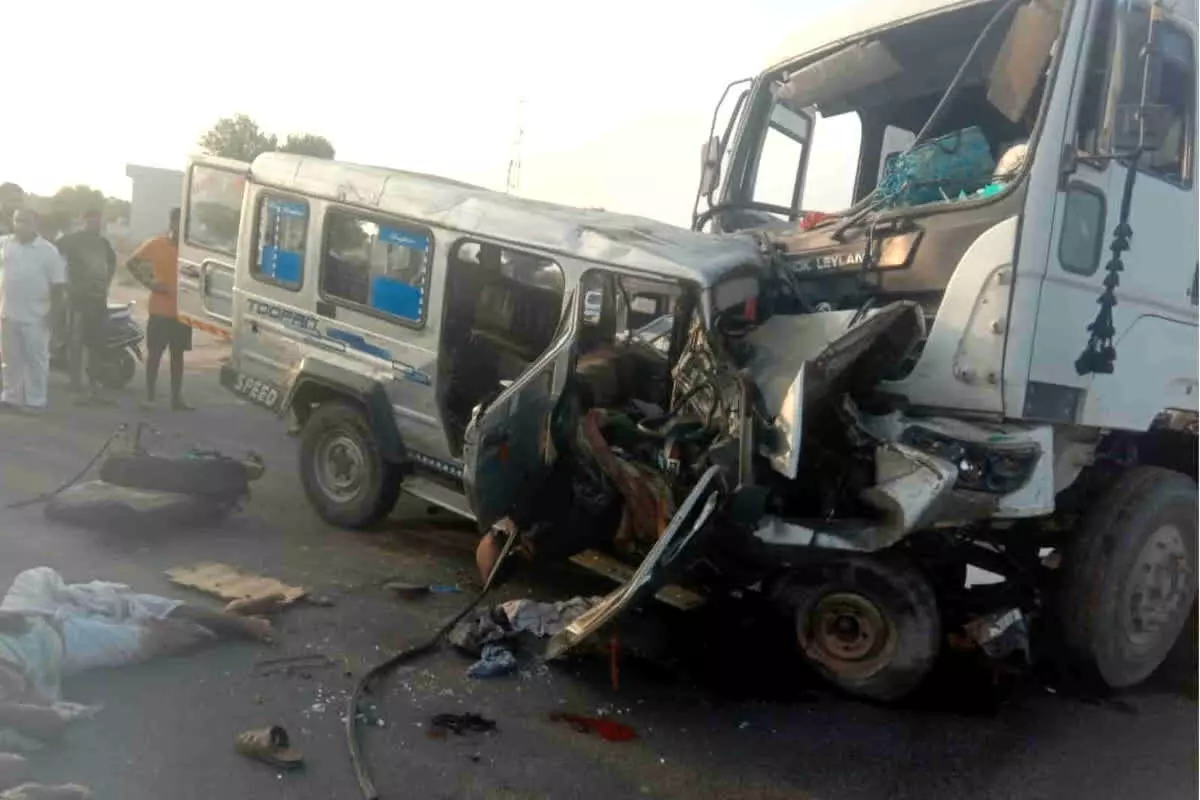 राजस्थान के नागौर में पीएम मोदी की सभा में सुरक्षा में जा रहे पुलिस जवानों से भरी गाड़ी ट्रक में घुसी, 5 की मौत कई घायल