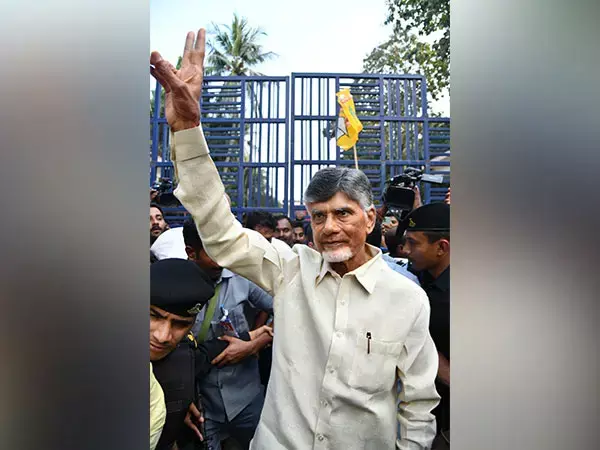 आंध्र प्रदेश उच्च न्यायालय ने टीडीपी प्रमुख चंद्रबाबू नायडू को जमानत दी आंध्र प्रदेश उच्च न्यायालय ने टीडीपी प्रमुख चंद्रबाबू नायडू को जमानत दी