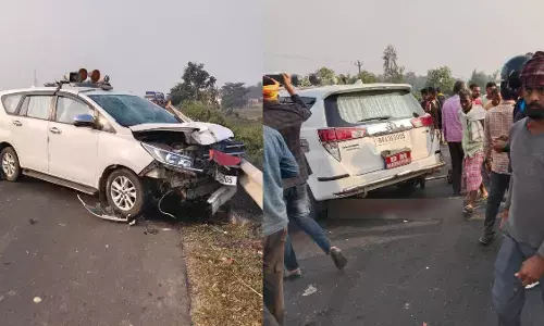 Bihar : मधेपुरा DM की तेज रफ्तार गाड़ी से कुचलकर महिला समेत तीन की मौत, आक्रोशित ग्रामीणों ने किया हाईवे जाम Bihar : मधेपुरा DM की तेज रफ्तार गाड़ी से कुचलकर महिला समेत तीन की मौत, आक्रोशित ग्रामीणों ने किया हाईवे जाम