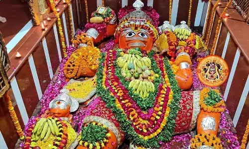 हनुमान जी कभी नहीं छोड़ते अपने भक्तों का हाथ, इन बाधाओं से करते हैं भक्त की रक्षा... हनुमान जी कभी नहीं छोड़ते अपने भक्तों का हाथ, इन बाधाओं से करते हैं भक्त की रक्षा...