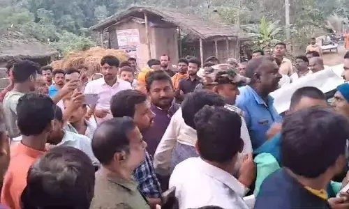 बिहार के गोपालगंज जिले में 5 लोगों की संदिग्ध मौत पर सियासत का पारा चढ़ा, बीजेपी की टीम गाँव में पहुंची बिहार के गोपालगंज जिले में 5 लोगों की संदिग्ध मौत पर सियासत का पारा चढ़ा, बीजेपी की टीम गाँव में पहुंची