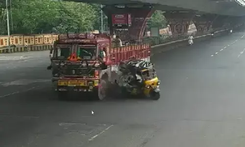 हवा में कई फुट उछल गए स्कूली बच्चे, जब ट्रक से टकरा गया ऑटो हैरान करने वाला वीडियो देख उड़े होश हवा में कई फुट उछल गए स्कूली बच्चे, जब ट्रक से टकरा गया ऑटो हैरान करने वाला वीडियो देख उड़े होश