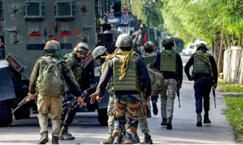 जम्मू-कश्मीर से बड़ी खबर: राजौरी में सुरक्षाबलों की आतंकियों के साथ मुठभेड़, सेना के 2 कैप्टन समेत चार शहीद