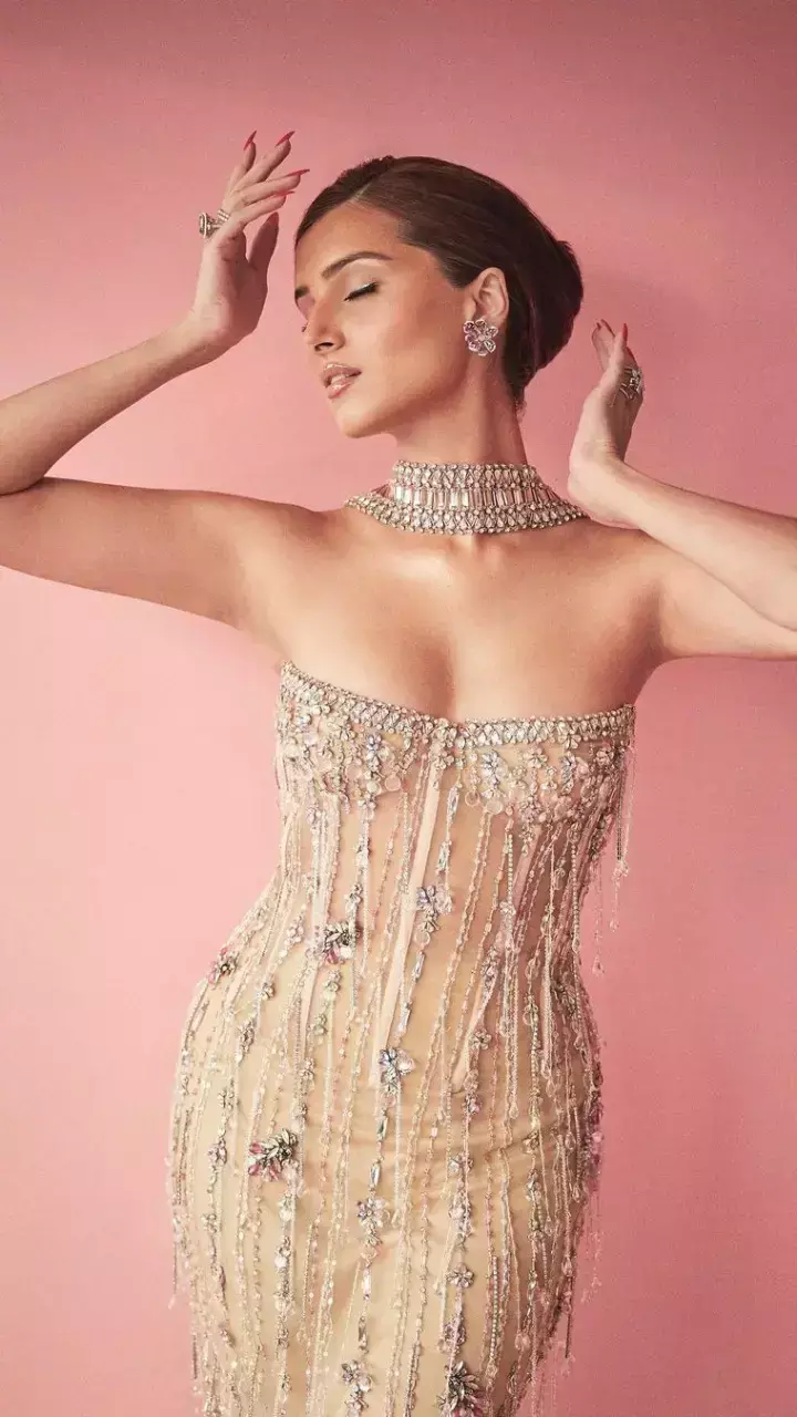 बदन पर सितारे लेपेटे हुए Tara Sutaria का फ़ोटो हुआ वायरल देखकर दर्शकों ने दांतों तले अंगुली दबा ली