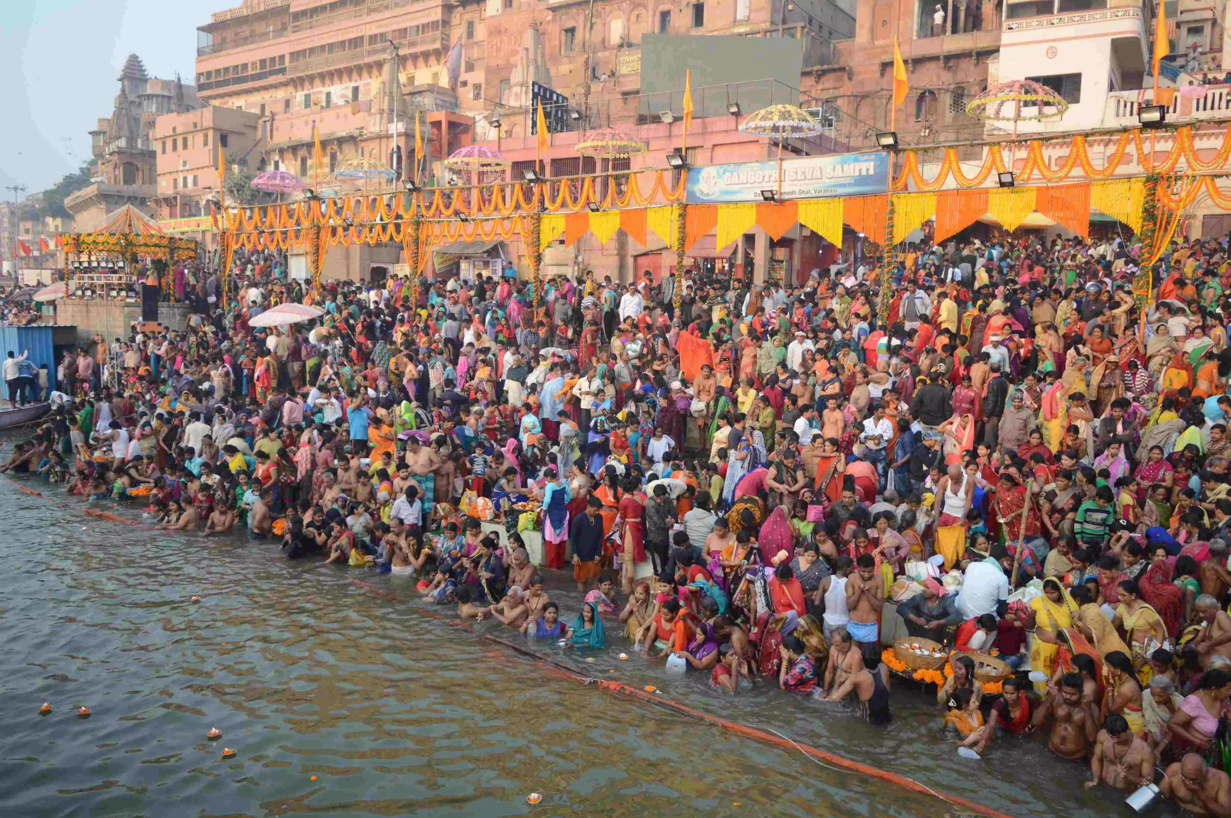 देवउठनी एकादशी आज! काशी में गंगा घाट पर उमड़े श्रद्धालु...