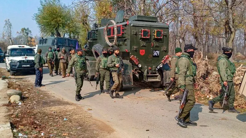 सरकारी प्रचार के फेर में अखबारों ने मुठभेड़ और कैप्टन के शहीद होने की खबर को कम महत्व दिया