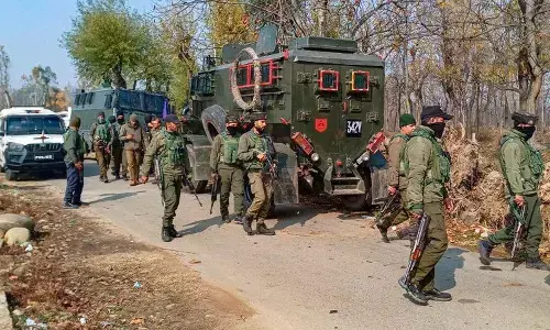 सरकारी प्रचार के फेर में अखबारों ने मुठभेड़ और कैप्टन के शहीद होने की खबर को कम महत्व दिया सरकारी प्रचार के फेर में अखबारों ने मुठभेड़ और कैप्टन के शहीद होने की खबर को कम महत्व दिया