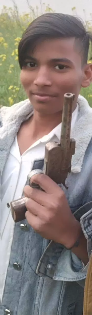 तमंचे के साथ युवक की फोटो वायरल तमंचे के साथ युवक की फोटो वायरल