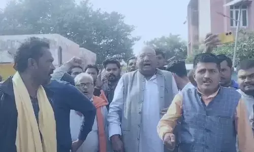 भीषण सड़क हादसे के बाद बीजेपी के पूर्व सांसद थानेदार को हटाने के लिए परिजनों समेत धरने पर बैठे, थानेदार हटा अब होगा शवों को पोस्टमार्टम भीषण सड़क हादसे के बाद बीजेपी के पूर्व सांसद थानेदार को हटाने के लिए परिजनों समेत धरने पर बैठे, थानेदार हटा अब होगा शवों को पोस्टमार्टम