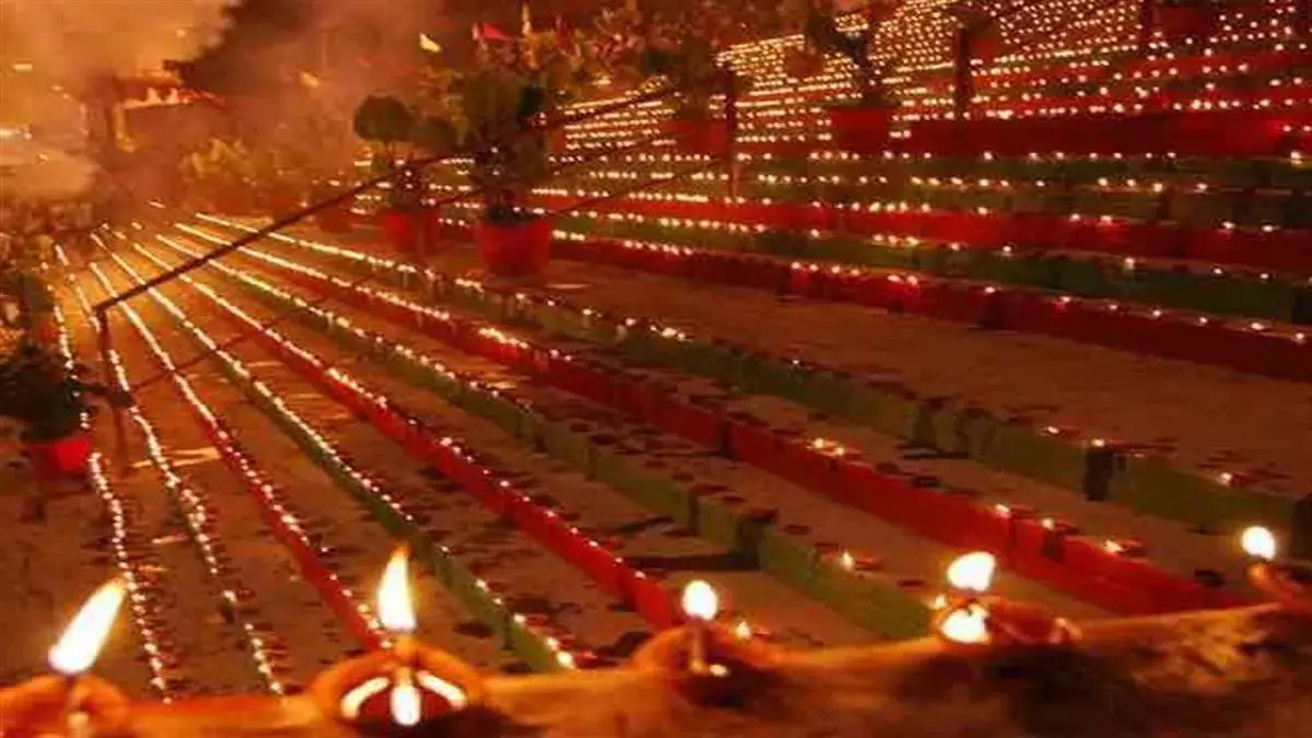 प्रयागराज में देव दीपावली की तैयारियां जोरों पर, 3 लाख दीयों से जगमग होगा संगम का किनारा