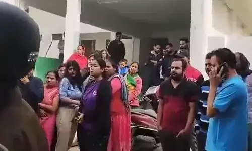 कानपुर के रमा मेडिकल कॉलेज में एक छात्रा की लाश बेसमेंट में मिली. कानपुर के रमा मेडिकल कॉलेज में एक छात्रा की लाश बेसमेंट में मिली.