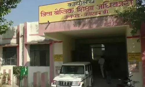 खींचतान के चलते उच्च वर्ग परिवार के अभिभावक बच्चों को परिषदीय विद्यालय में दाखिला नहीं कराते