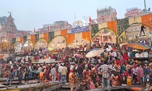 काशी में कार्तिक पूर्णिमा! घाटों पर उमड़ा आस्था का ज्वार, बाबा विश्वनाथ के दर्शन को लगी लंबी कतार...