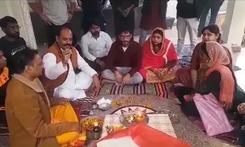 गाजियाबाद में 3 परिवारों ने मुस्लिम धर्म को त्याग कर सनातन धर्म अपनाया, आसिफ खान बना आकाश चौहान और सुमैया खातून बनी प्रिया चौहान गाजियाबाद में 3 परिवारों ने मुस्लिम धर्म को त्याग कर सनातन धर्म अपनाया, आसिफ खान बना आकाश चौहान और सुमैया खातून बनी प्रिया चौहान