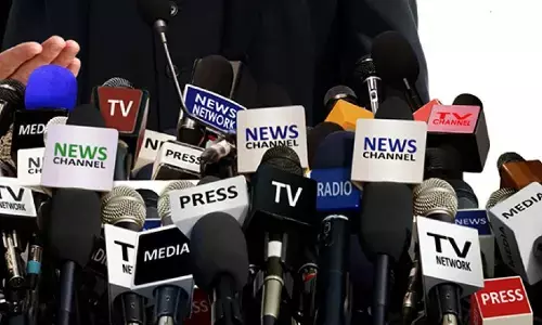 इमरजेंसी में सरकार का विरोध करने वाला मीडिया इन दिनों धर्म के आधार पर सरकार का समर्थन कर रहा है? इमरजेंसी में सरकार का विरोध करने वाला मीडिया इन दिनों धर्म के आधार पर सरकार का समर्थन कर रहा है?