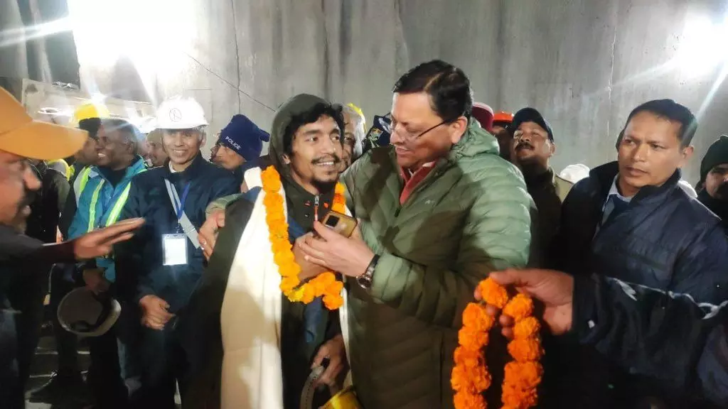 Uttarkashi Tunnel Rescue LIVE : 17 दिन बाद सिल्क्यारा टनल से बाहर आए सभी 41 मजदूर, 17 दिन बाद पूरा हुआ रेस्क्यू ऑपरेशन