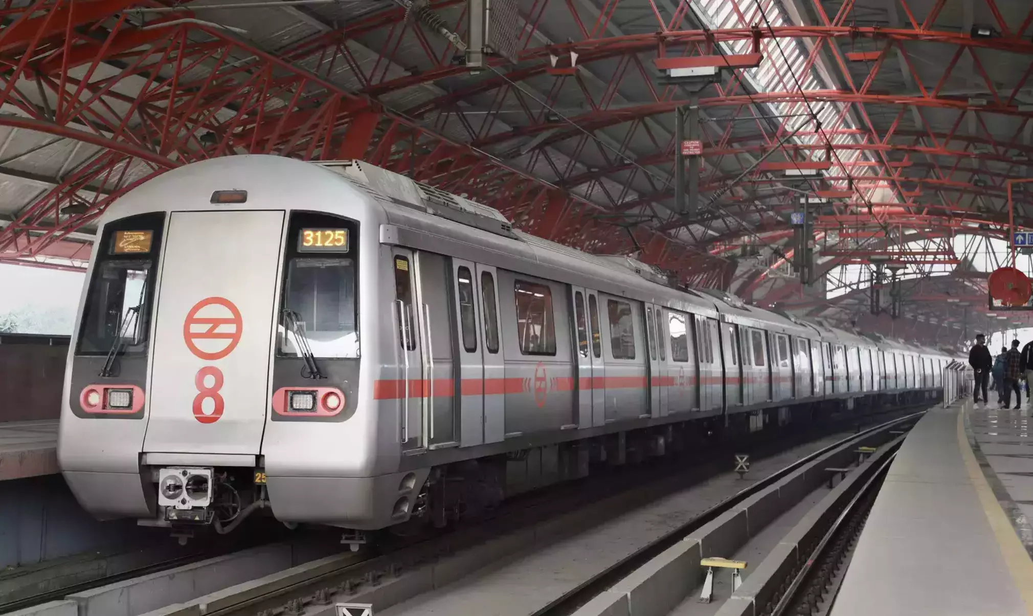 दिल्ली मेट्रो में बड़ा हादसा : ट्रेन से युवक की हुई मौत, सोशल मीडिया पर वीडियो वायरल