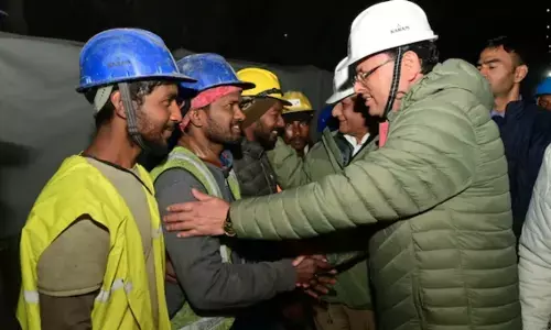 Uttarkashi Tunnel : सिल्क्यारा टनल में कार्य करने वाले कर्मियों को मिलेगा 50 हजार का इनाम, CM धामी ने की घोषणा Uttarkashi Tunnel : सिल्क्यारा टनल में कार्य करने वाले कर्मियों को मिलेगा 50 हजार का इनाम, CM धामी ने की घोषणा