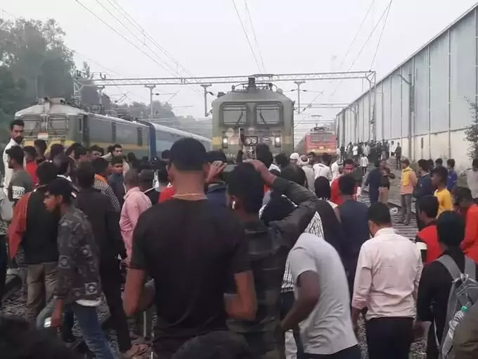 ड्यूटी हुई खत्म तो रेलवे ट्रैक पर 2 ट्रेन छोड़कर चले गए ड्राइवर-गार्ड! फंसे हजारों यात्री, हुआ जमकर बवाल