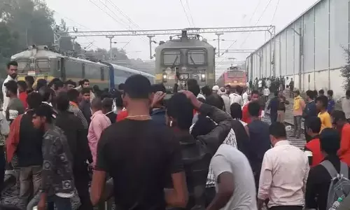 ड्यूटी हुई खत्म तो रेलवे ट्रैक पर 2 ट्रेन छोड़कर चले गए ड्राइवर-गार्ड! फंसे हजारों यात्री, हुआ जमकर बवाल ड्यूटी हुई खत्म तो रेलवे ट्रैक पर 2 ट्रेन छोड़कर चले गए ड्राइवर-गार्ड! फंसे हजारों यात्री, हुआ जमकर बवाल