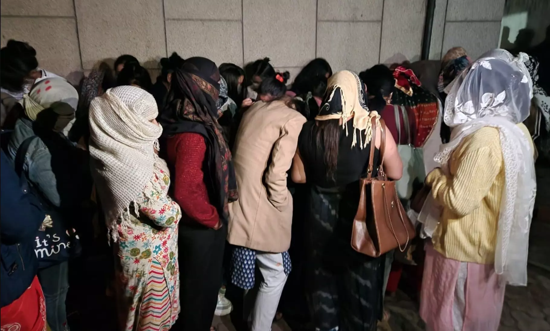 गाजियाबाद पुलिस ने सेक्स रैकेट का किया भंडाफोड़! 6 स्पा सेंटर में पुलिस की रेड, 44 महिलाएं व 21 युवक गिरफ्तार