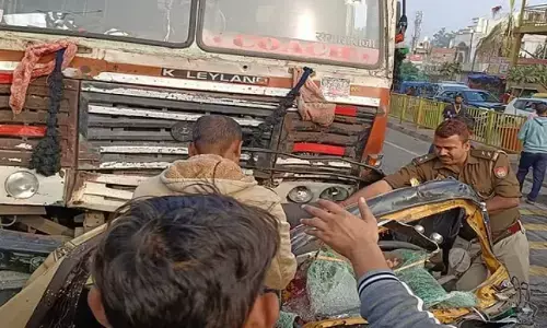 Agra News: आगरा में गुरुद्वारा गुरु के ताल पर ट्रक ने ऑटो को रौंदा, महिला सहित पांच लोगों की मौत Agra News: आगरा में गुरुद्वारा गुरु के ताल पर ट्रक ने ऑटो को रौंदा, महिला सहित पांच लोगों की मौत