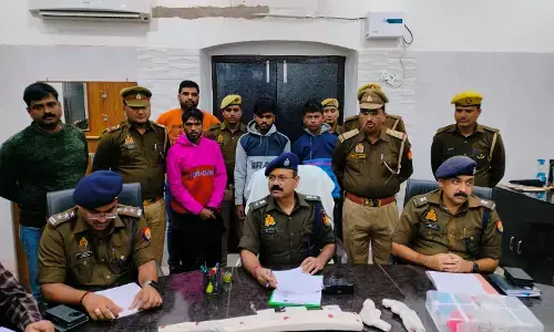 सवायजपुर क्षेत्र में सर्राफा व्यापारी से हुई लूट का पुलिस ने किया खुलासा तीन लोगों को किया गिरफ्तार सवायजपुर क्षेत्र में सर्राफा व्यापारी से हुई लूट का पुलिस ने किया खुलासा तीन लोगों को किया गिरफ्तार
