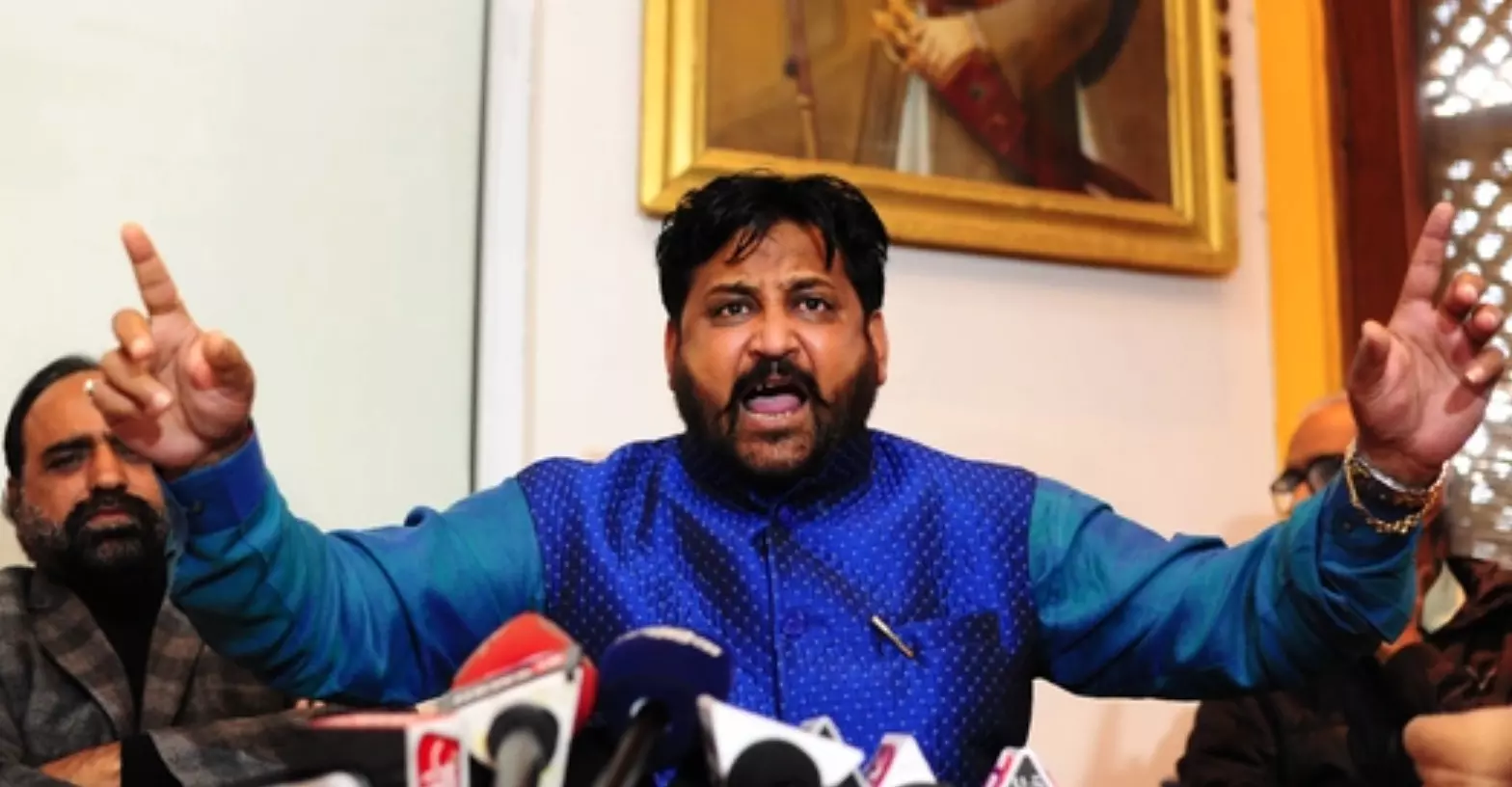 करणी सेना के अध्यक्ष सुखदेव सिंह गोगामेड़ी की हत्या का CCTV वीडियो आया सामने, साथ में बैठे चाय पी 12 राउंड की फायरिंग! करणी सेना के अध्यक्ष सुखदेव सिंह गोगामेड़ी की हत्या का CCTV वीडियो आया सामने, साथ में बैठे चाय पी 12 राउंड की फायरिंग!